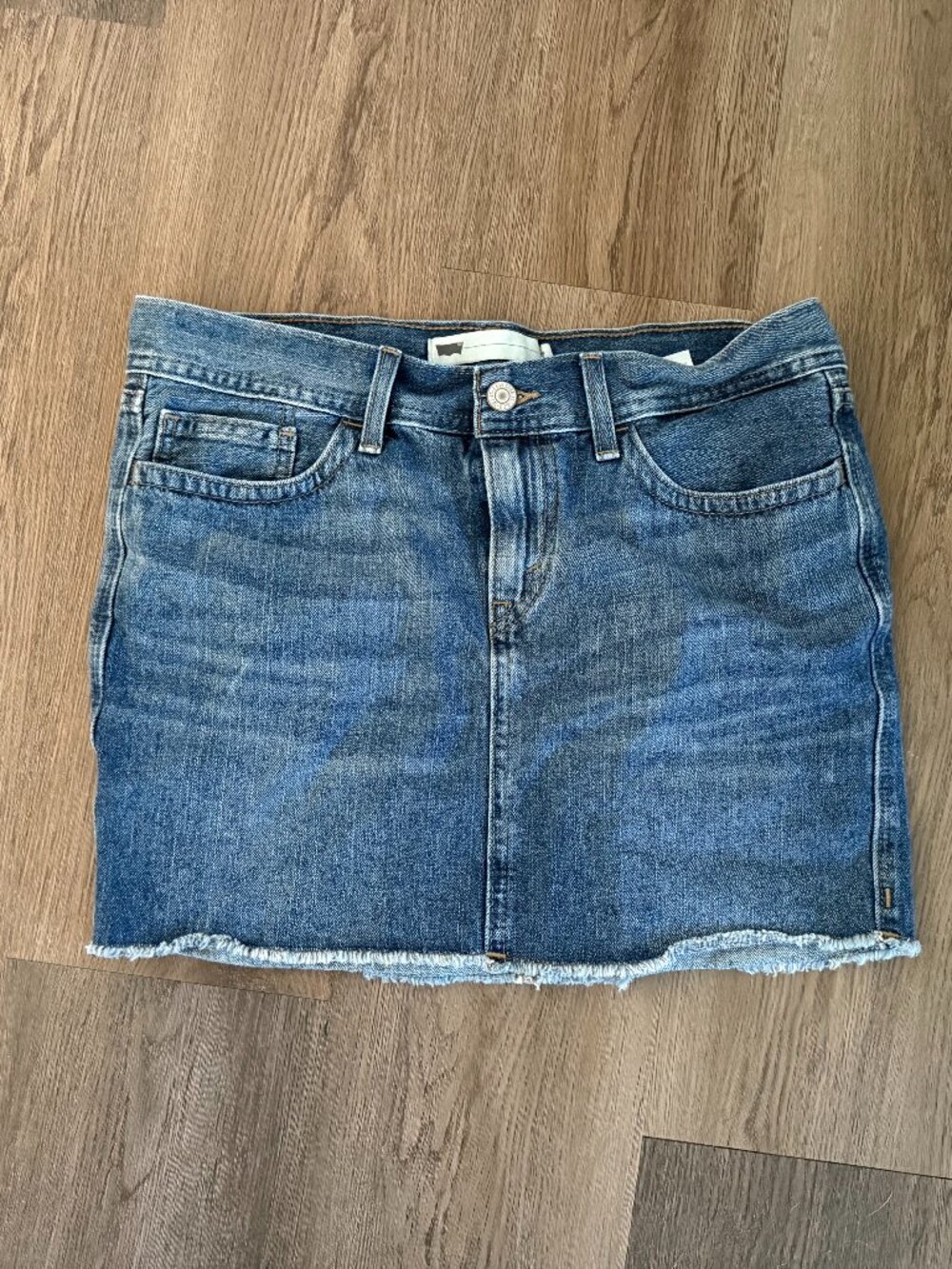 Levi’s Blue Jean Frayed Mini Skirt Medium Wash Juniors Size 7 Vintage Aesthetic